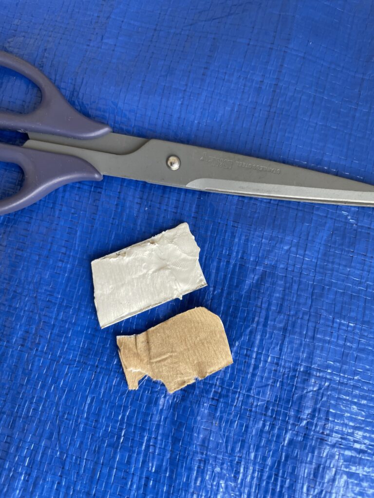 ブチルテープを小さくカットしたもの(剥離紙つき)。写真の現場で使ったもの。大きさや貼り方を全機種へ共通には使わない