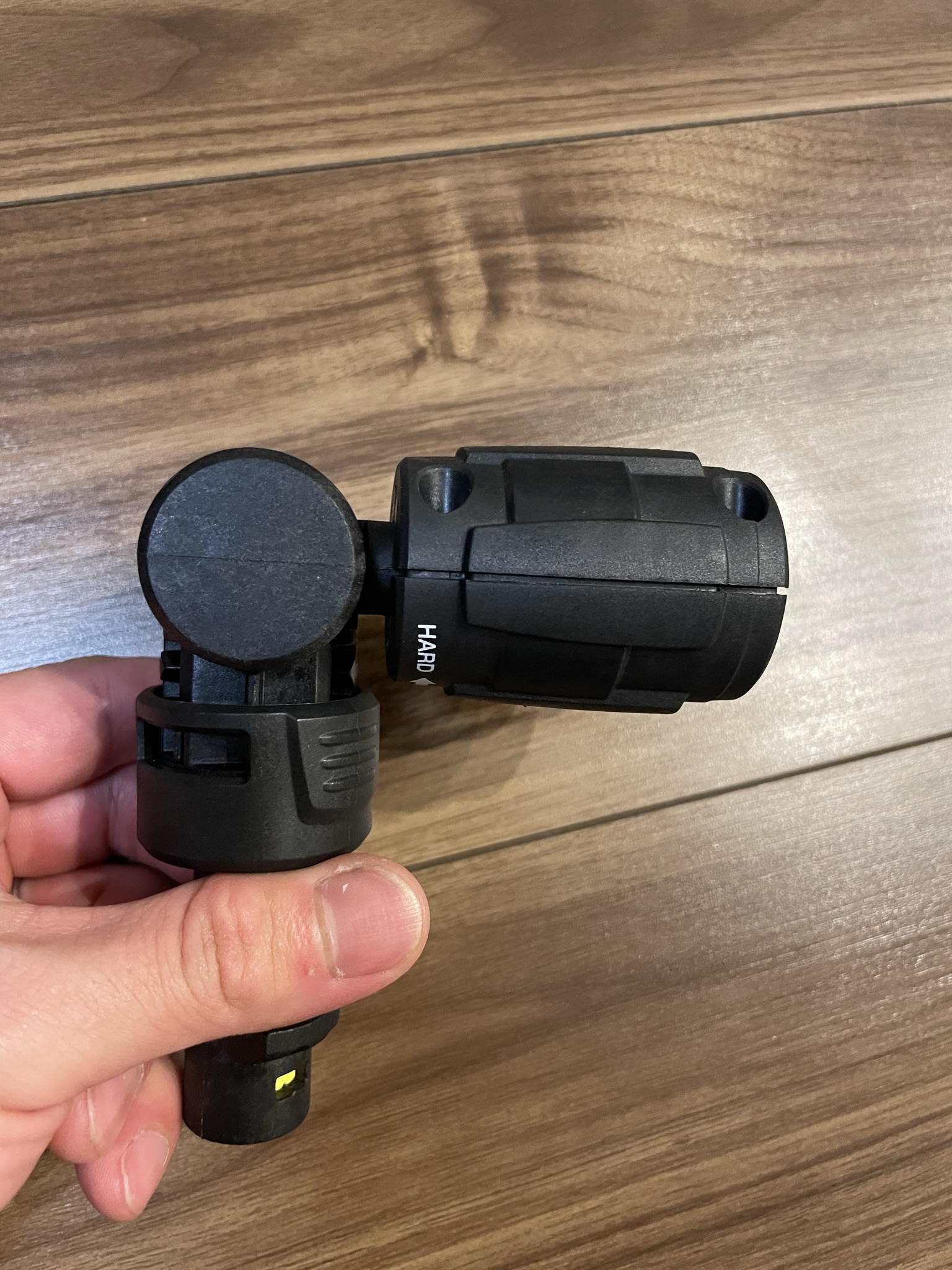 実際に使っているケルヒャー360度ノズル。角度を変えるジョイントとHARD表示が見える