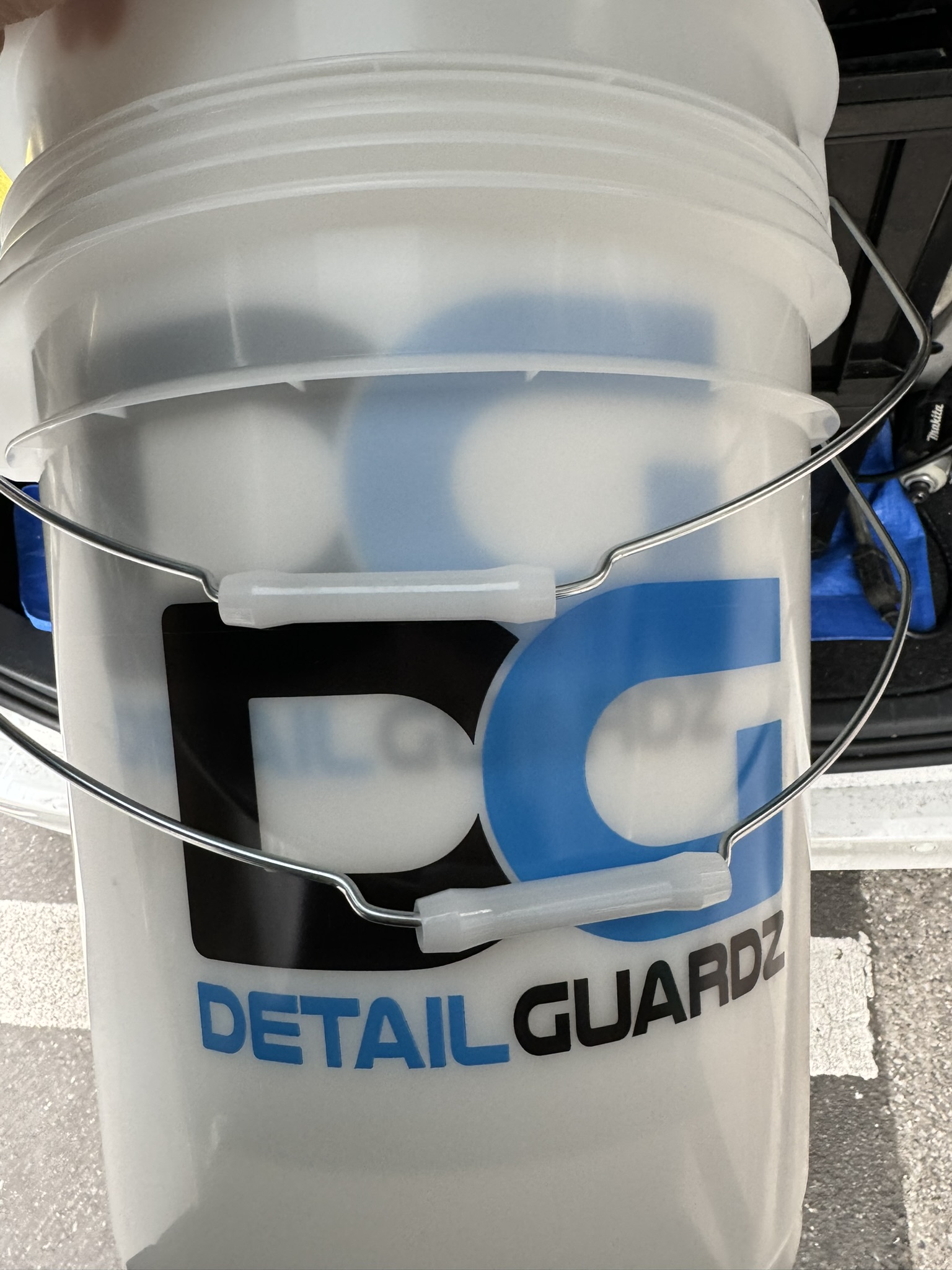 金属製の持ち手が付いた、半透明のDETAIL GUARDZバケツを重ねて収納した写真