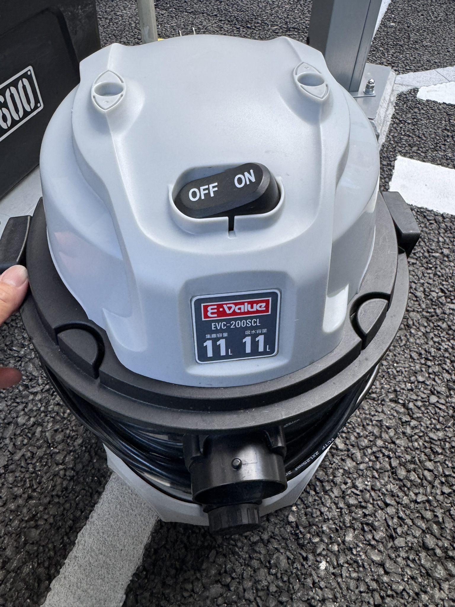 現場で使っているE-Value EVC-200SCL。吸水容量11Lのラベルが見える実物写真