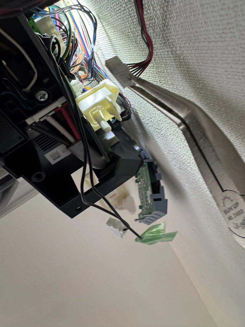 カバーを外したエアコンの電装部と配線の実物写真